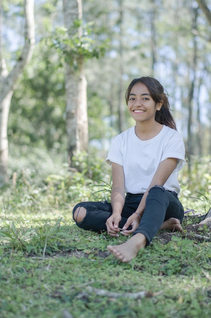 Mujer joven asiática con poses y peinado de moda