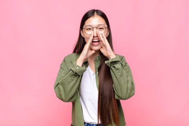 Mujer joven asiática que se siente feliz, emocionada y positiva