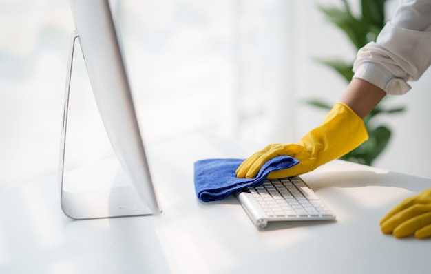 Foto mujer joven asiática del servicio de limpieza trabajadora mesa limpia en casa hermosa joven ama de llaves se siente feliz y limpia el mostrador sucio y desordenado para tareas domésticas o tareas domésticas