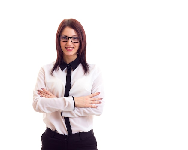 Mujer joven de aspecto inteligente con camisa blanca y pantalón negro con gafas negras en el estudio