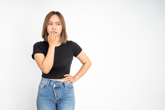 Mujer joven asustada con la mano en la cara