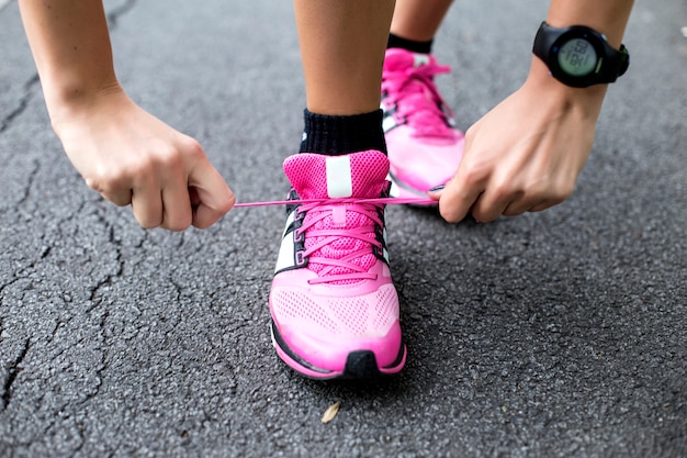 Mujer joven, atar, cordones