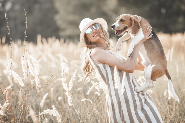 Mujer joven atractiva al aire libre con su mascota Dueño y perro juntos Amigos para siempre Dama y beagle