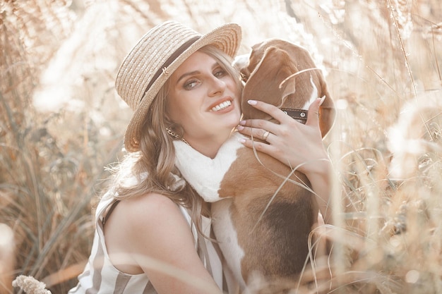 Mujer joven atractiva al aire libre con su mascota Dueño y perro juntos Amigos para siempre Dama y beagle