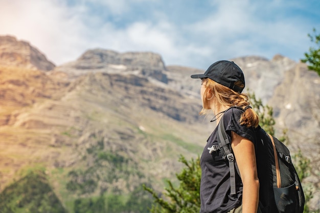 Mujer joven atractiva caminando en un hermoso paisaje en verano Descubrimiento Concepto de Destino de Viaje