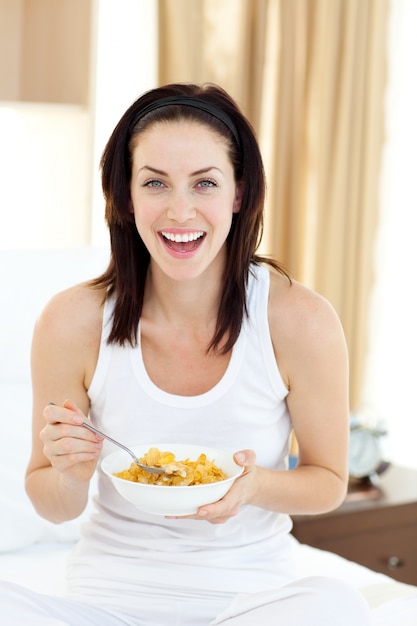 Mujer joven atractiva desayunando