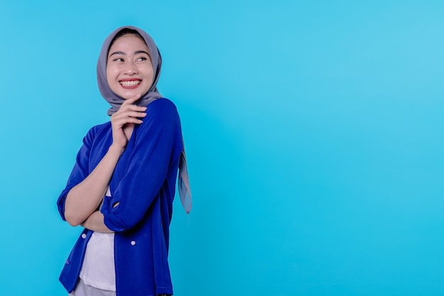 Mujer joven atractiva encantadora optimista con linda sonrisa alegre con bonita sonrisa blanca sobre fondo azul claro