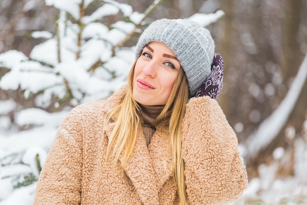 Mujer joven atractiva en invierno al aire libre