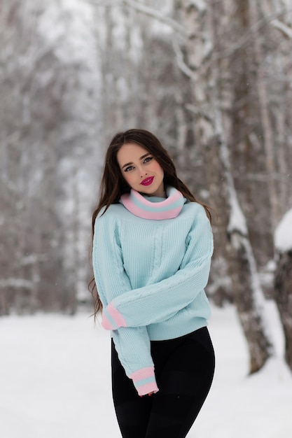 Mujer joven atractiva en invierno al aire libre