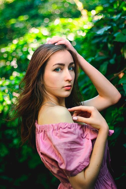 mujer joven y atractiva en el jardín de primavera. magnolias en flor. Fondo de primavera. Retrato de estilo de vida