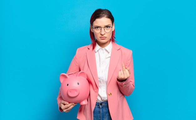 Mujer joven atractiva pelirroja que se siente enojada, molesta, rebelde y agresiva, moviendo el dedo medio, contraatacando. concepto de negocio humorístico.