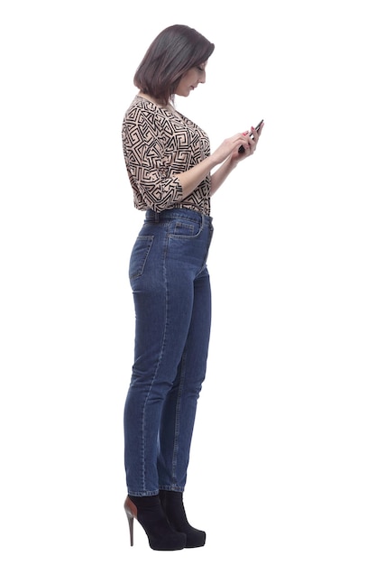 Mujer joven atractiva en pleno crecimiento con un teléfono inteligente