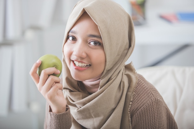 Mujer joven atractiva que come la manzana. concepto de dieta