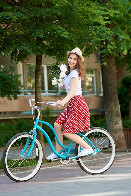 Mujer joven atractiva que disfruta montando su bicicleta