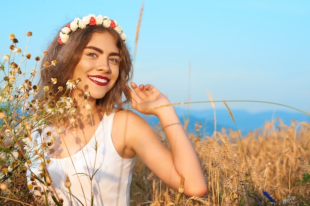 Una mujer joven y atractiva en traje de baño, posando en un campo de flores