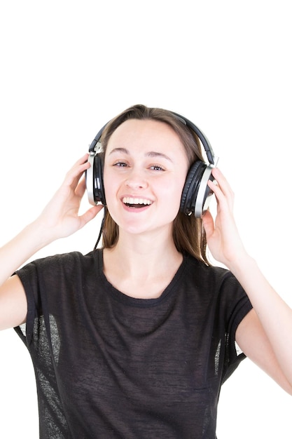 Mujer joven con auriculares canta ojos cerrados