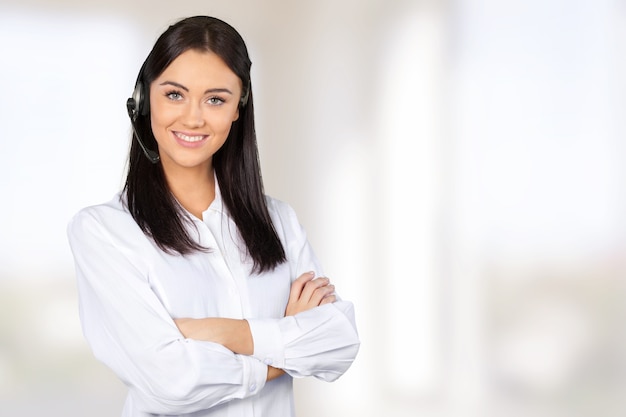 Mujer joven con auriculares, centro de llamadas o concepto de soporte