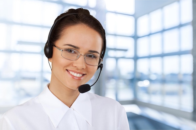 Mujer joven con auriculares, centro de llamadas o concepto de soporte