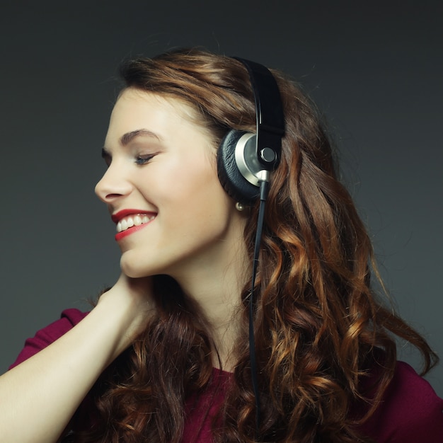 Mujer joven con auriculares escuchando música