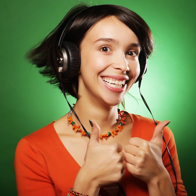 Mujer joven con auriculares escuchando música