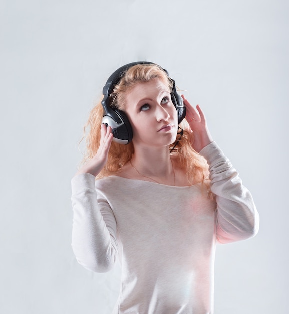 Mujer joven en auriculares escuchando música