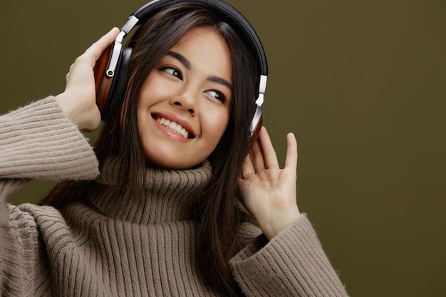 Mujer joven auriculares inalámbricos música diversión tecnología fondo verde