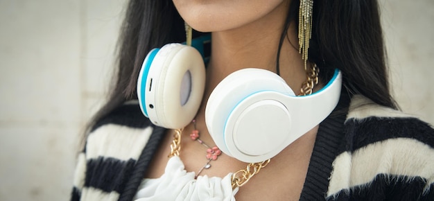 Mujer joven con auriculares inalámbricos