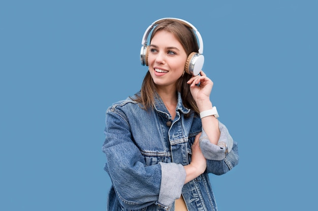 Mujer joven, con, auriculares