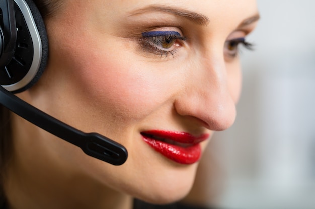 Mujer joven con auriculares