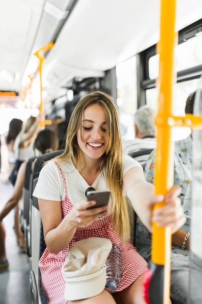 Mujer joven en el autobús