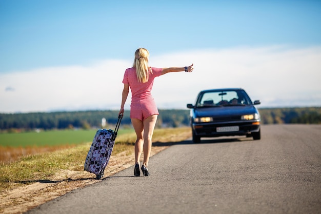 mujer joven, autostop, en, un, camino, en, el, campos