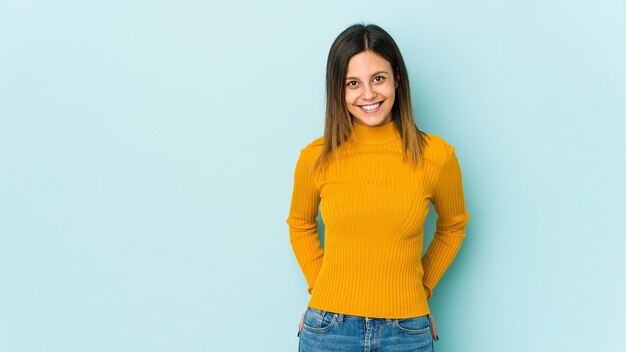 Mujer joven en azul feliz, sonriente y alegre.