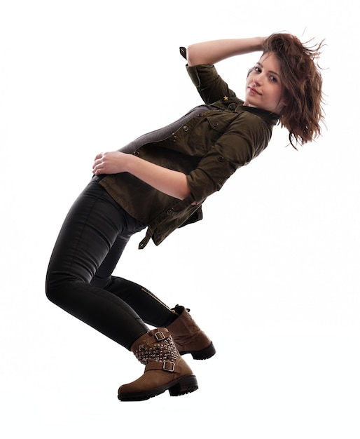 Foto mujer joven bailando aislado sobre fondo blanco.