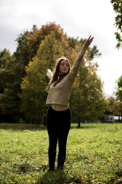 Mujer joven bailando en el campo