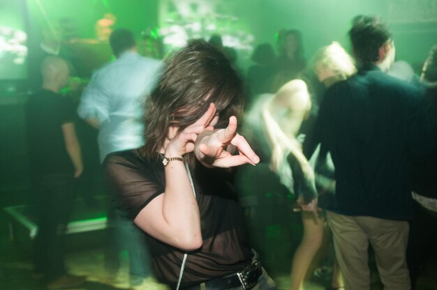 Mujer joven bailando en un club nocturno