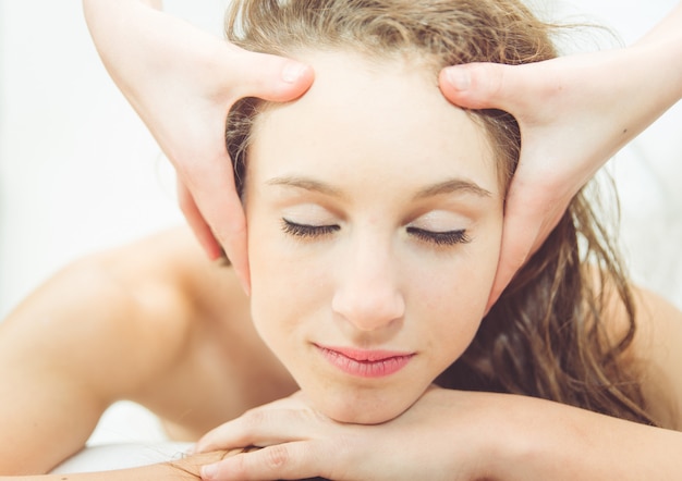 Mujer joven, en, balneario