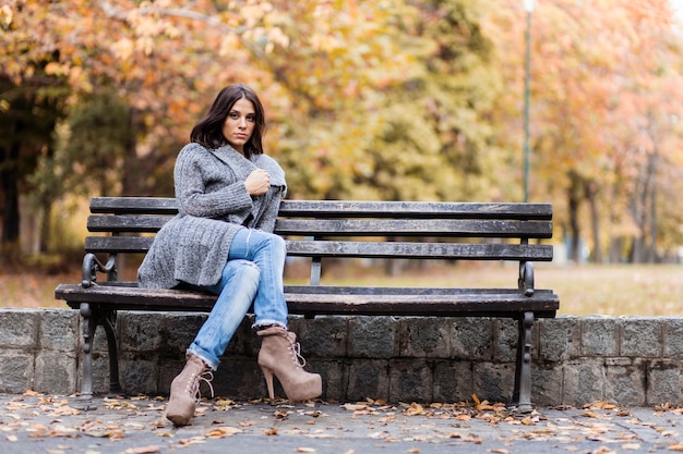 Mujer joven en el banco