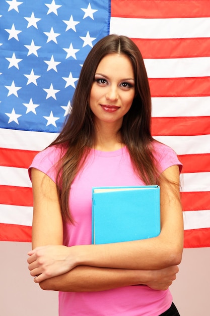 Mujer joven con bandera estadounidense