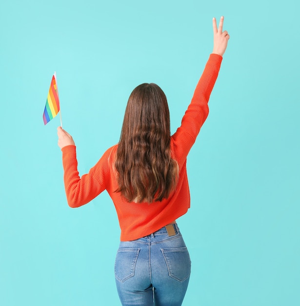 Mujer joven con bandera LGBT en azul