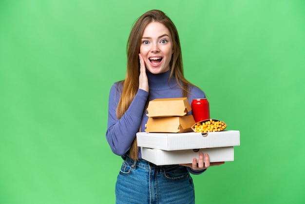 mujer joven bastante caucásica