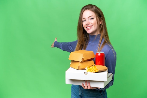 mujer joven bastante caucásica