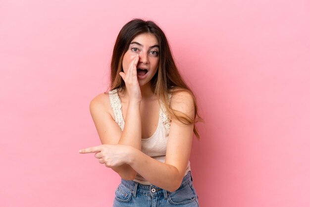 Mujer joven bastante caucásica
