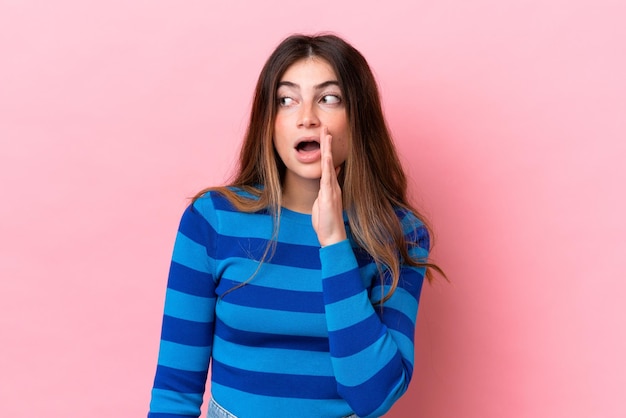 Mujer joven bastante caucásica