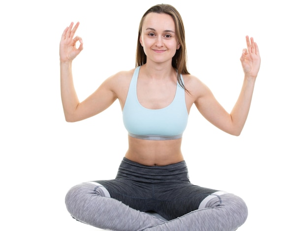 Mujer joven bastante delgada haciendo ejercicio de fitness de yoga