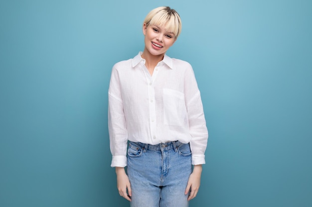 Foto mujer joven bastante rubia trabajadora de oficina en un concepto de estilo de vida de personas de camisa blanca y jeans