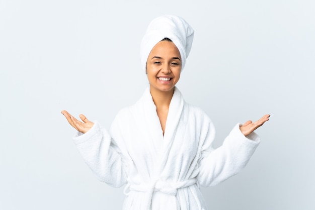 Mujer joven en bata de baño aislada sonriendo mucho