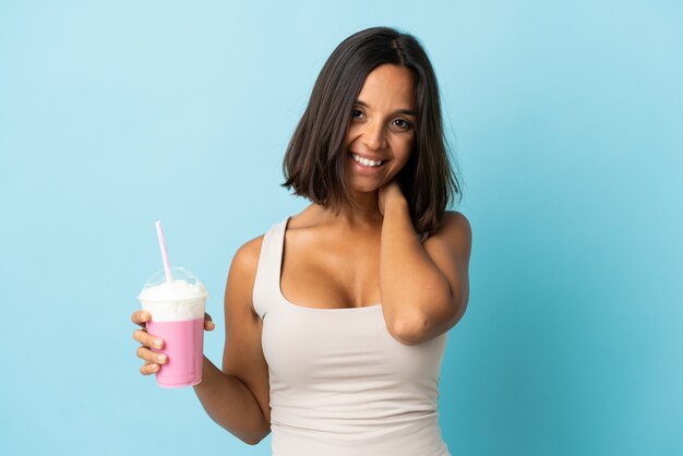 Mujer joven con batido de fresa aislado