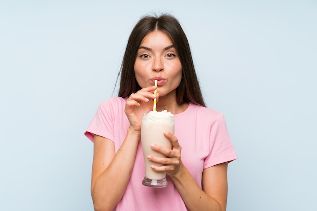 Mujer joven con batido de fresa