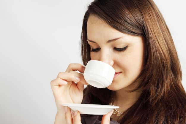 mujer joven, bebida, café, de, un, taza