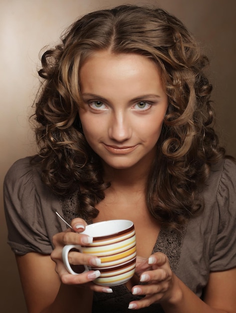 Mujer joven, bebida, café